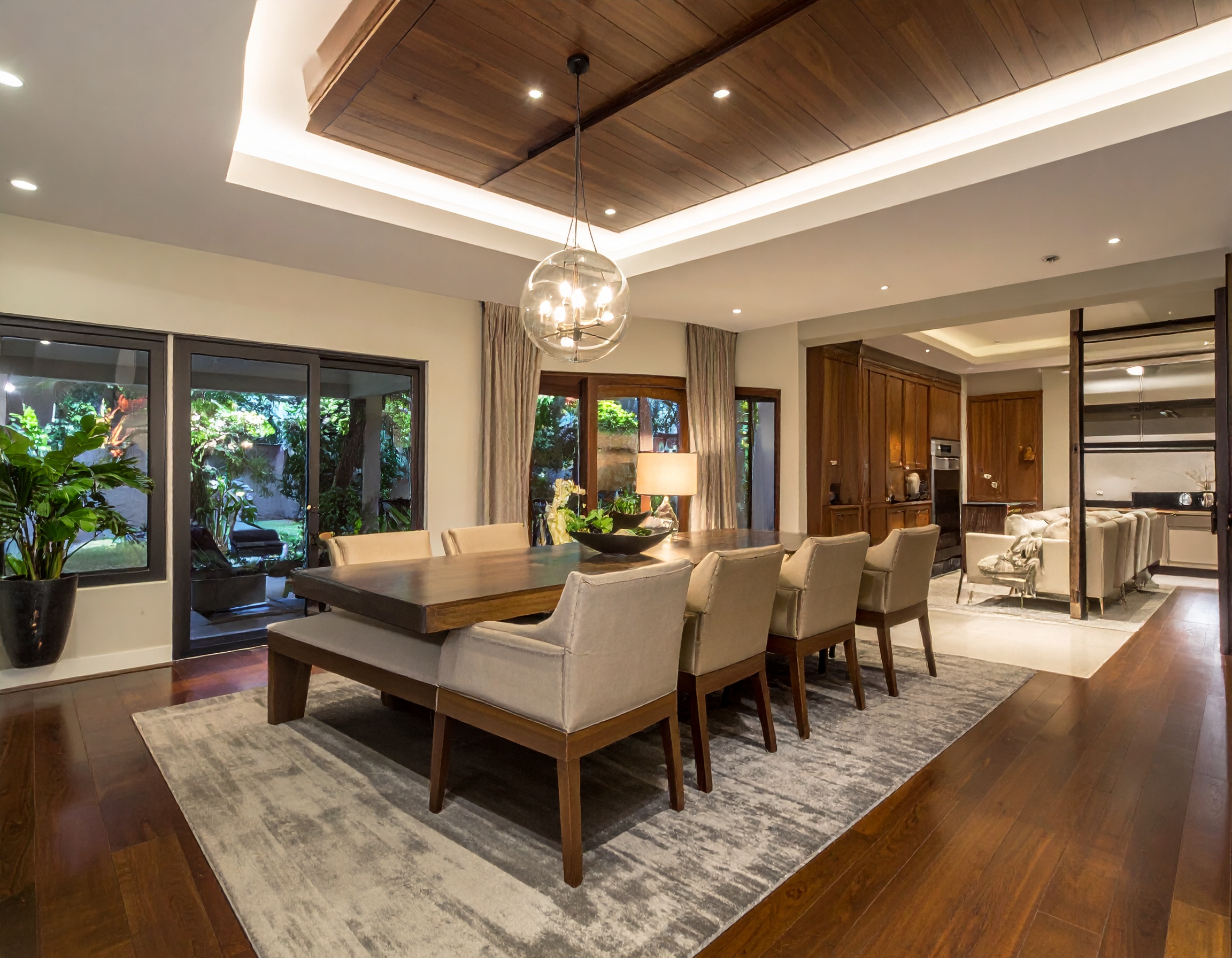 Une table de salle à manger en bois clair avec des chaises assorties, placée dans une pièce lumineuse.